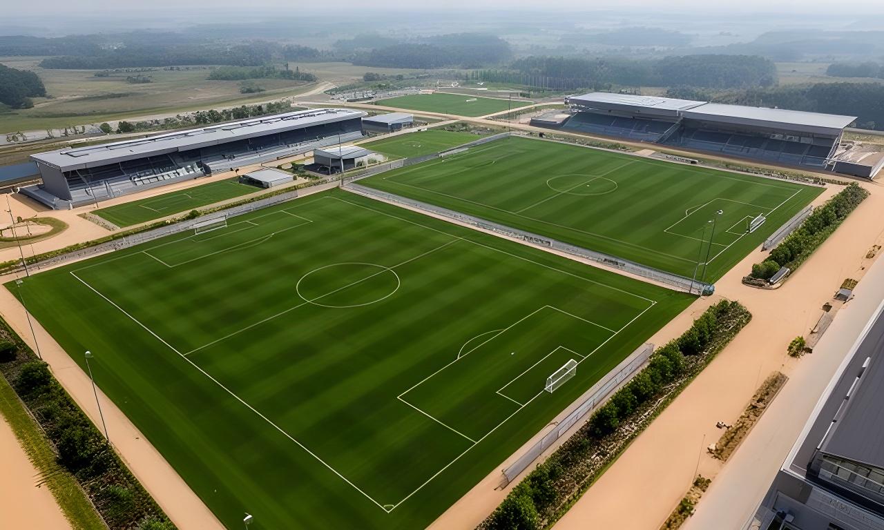 Vista elevada de dos campos de fútbol 11 de césped natural junto a las instalaciones deportivas